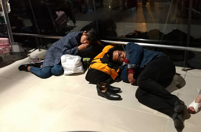 Nghìn người hành xác ở sân bay Tân Sơn Nhất rạng sáng 27 Tết